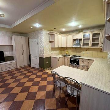 Продам 3-кімнатну квартиру з двориком та окремим входом, вул. Івасюка