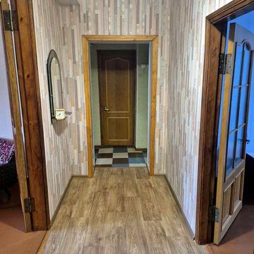 Сдаётся трёхкомнатная квартира в центральной части города.