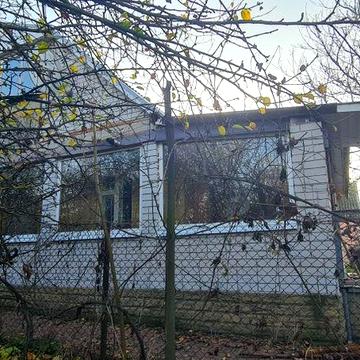 Будинок із землею та господарськими приміщеннями