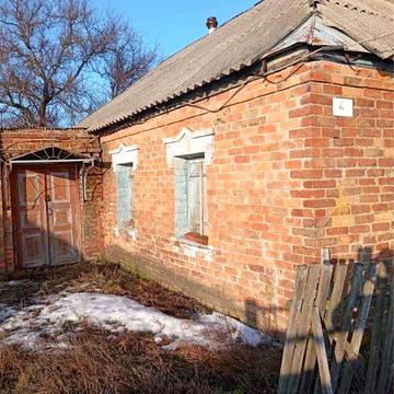 Будинок з господарчими спорудами