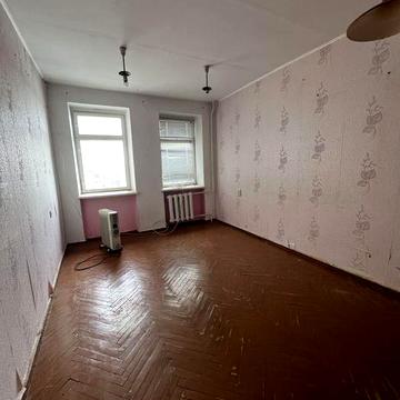 Три кімнати по Стуса район дитячої поліклініки.