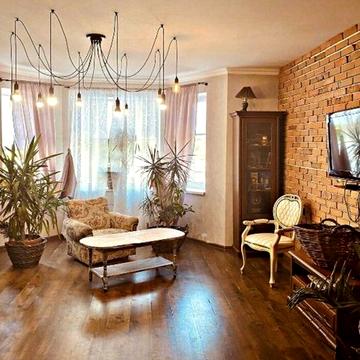 Дом новой постройки в застроенном месте