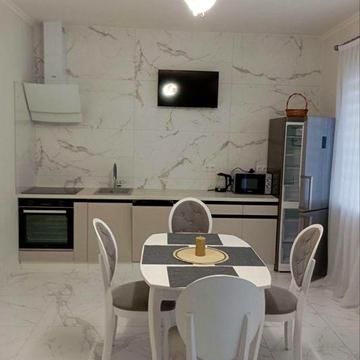 Оренда Квартира в новобудові з паркомісцем та власним двориком