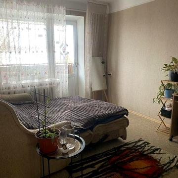 Київська 1 кімнатна біля кінотеатру Україна