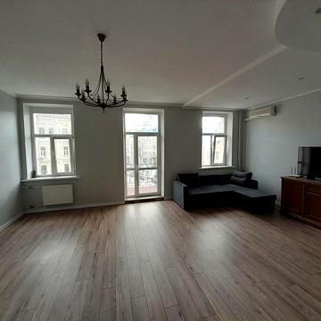 Бессарабська пл., 7