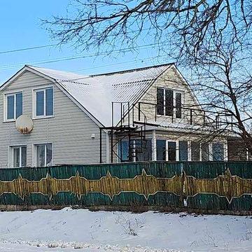 Яготин, центр, великий двір і два будинки.