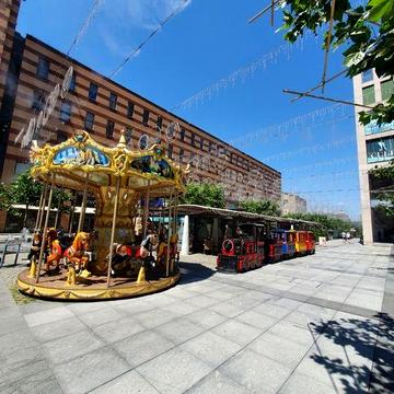 Продам 2кв. Сталинка, центр, закрытый двор, гараж, рядом набережная.