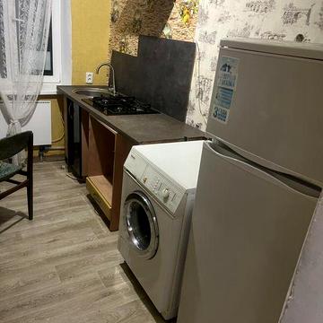 Здається будинок без рієлтора( світло не вимикають)