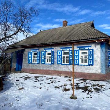 Затишний  будинок в тихому  місці з газовим та пічним опаленням.