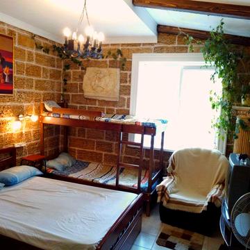 Сдам домик(ЗДАМ будиночок) с местом для автомобиля во дворе