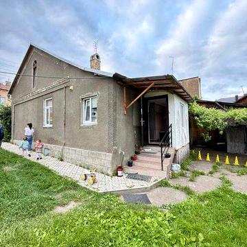 Продаж двох частин будинку в центрі Рощі, вул. Дзержика