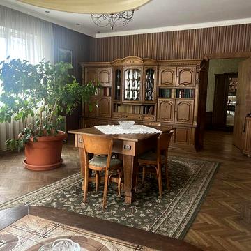 5-ти кімнатна квартира з терасою в центрі Ужгорода