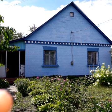 Цегляний будинок з великою земельною ділянкою