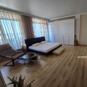 Трикімнатна квартира з великою терасою в центрі міст, пентхаус