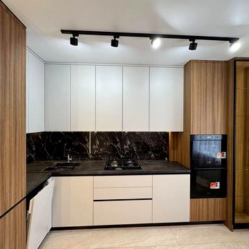 Миру вул., 100