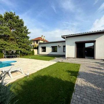 Продам красивый дом в Новоалександровке. Бассейн, гараж!