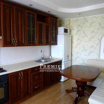 3-кімнатна квартира з ремонтом у цегляному будинку, закрита територія