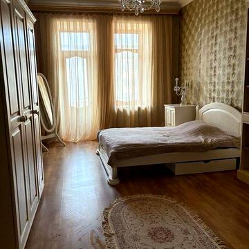 Продается 2-к "сталинка" центр города