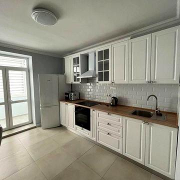 Оренда великої 1 кім. квартири на Митниці по вул.Жужоми