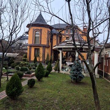 Здається будинок в тихому центрі міста.