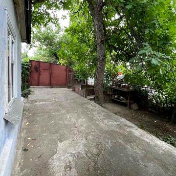 Продам двокімнатну частину будинка в центрі