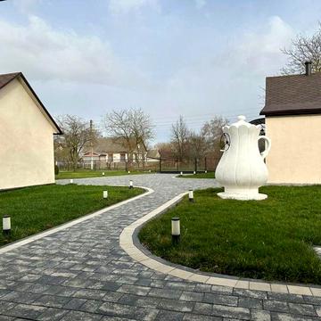 Продам будинок з гарною ділянкою.