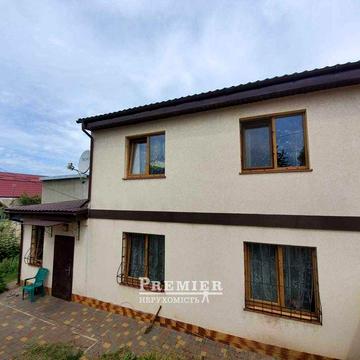 Двоповерховий будинок  , центр міста, повний пакет документів