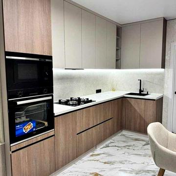 Продаж квартири з дизайнерським ремонтом та панорамним видом на місто.