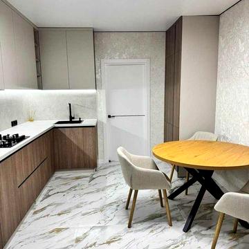 Продаж квартири з дизайнерським ремонтом та панорамним видом на місто.