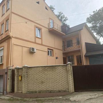 Здам в оренду квартиру в центрі міста з 2 гаражами та власним двором