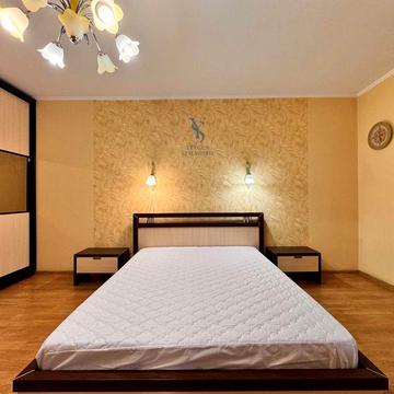 Оренда трикімнатної дворівневої квартири Бажана 36. Без комісії.