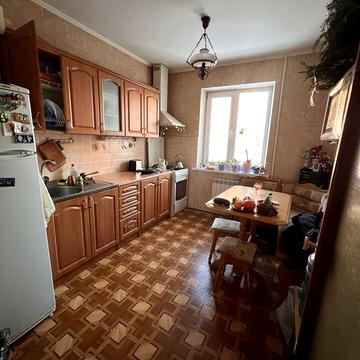 Продам 3 кімнатну на Троєщині з газом  видову. Терміново, вільна.