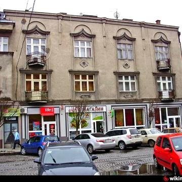 Продам 3-кімнатну квартиру з гаражем та господарським приміщенням.