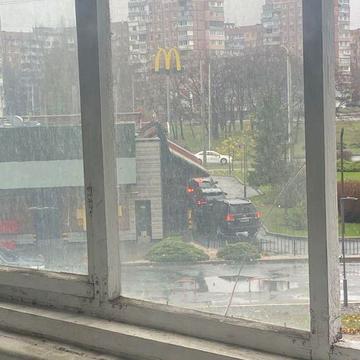 Продам 2х комн. на Победа 4 большая гостинка