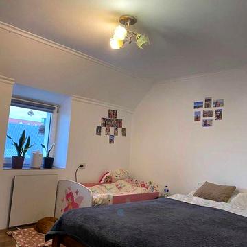 Продається 4-кімнатна двоповерхова квартира