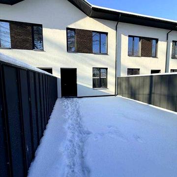 Продам Таунхаус в Центрі Міста. Передній та Задній Двір. Ціна 90000$