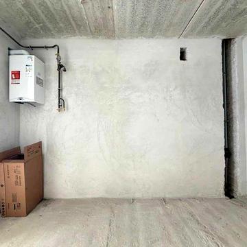 Простора однокімнатна, готова до ремонту