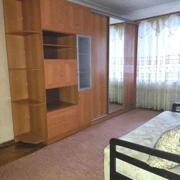 Печерск, 1-кімнатна сталінка,  3/5, газ, колонка.