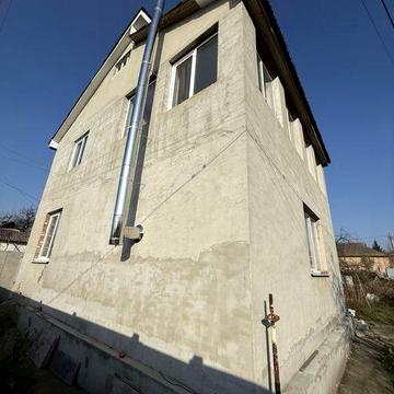 Продаж будинку!смт Володарка!Центр