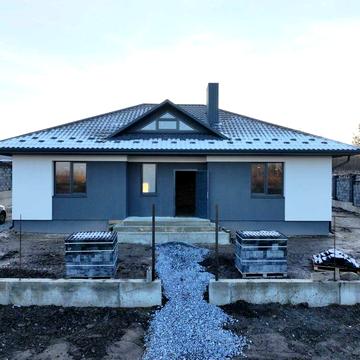 Продам новий будинок з газом та парканом. 95м² 5 соток. Асфальт.