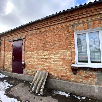 Половину будинку біля автовокзалу