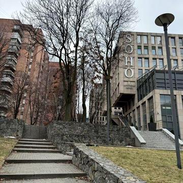 Аренда 3-ком.кв.в Центре п-т Д.Яворницкого,45/ 1-этаж /возле/SOHO