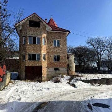 Незавершений цегляний будинок в м.Калуш