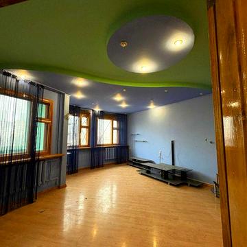 Простора 3-кімнатна квартира поруч з морем