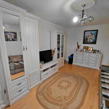 Продається трикімнатна квартира