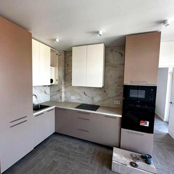 Продаж двокімнатної  поруч з набережною