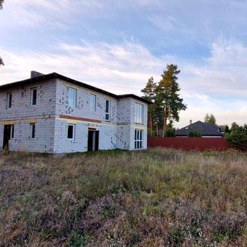 Будинок  біля  каналу поряд ліс і київське водосховище