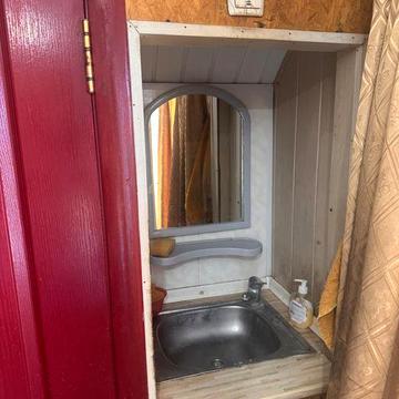 Двух поверхова будівля (30^8) з усіма зручнастями для проживаня