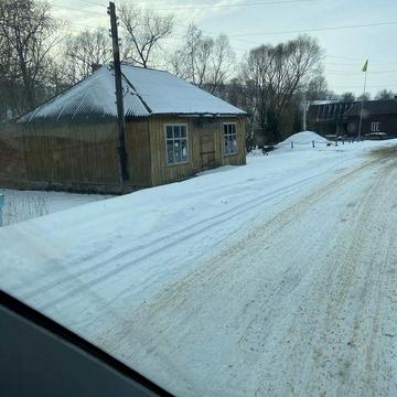 Земля . Будинок . Хата. Дом . в карпатах біля річки.