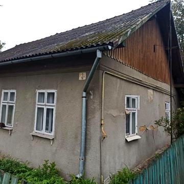 Півособняк в селі Єзупіль. Є дві кімнати, коридор, кухня.